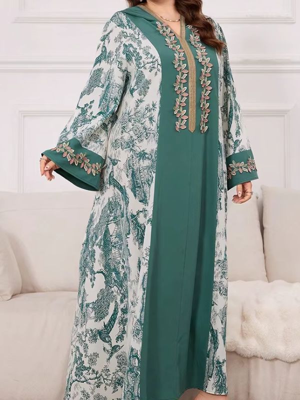 Une femme porte une sublime djellaba verte