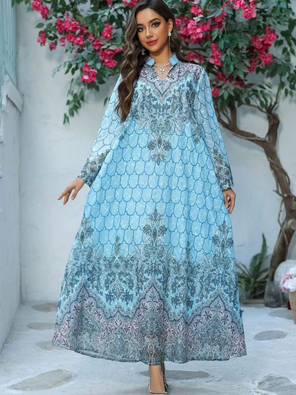 Une femme porte une djellaba bleu azur