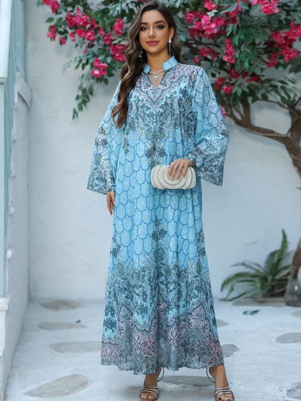Une femme porte une djellaba bleu azur