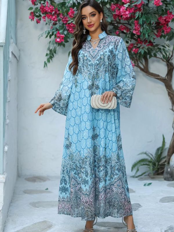 Une femme porte une sublime djellaba bleu azur