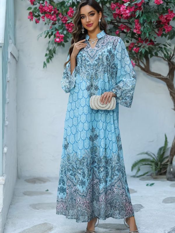 Une femme porte une djellaba bleu azur dans un jardin