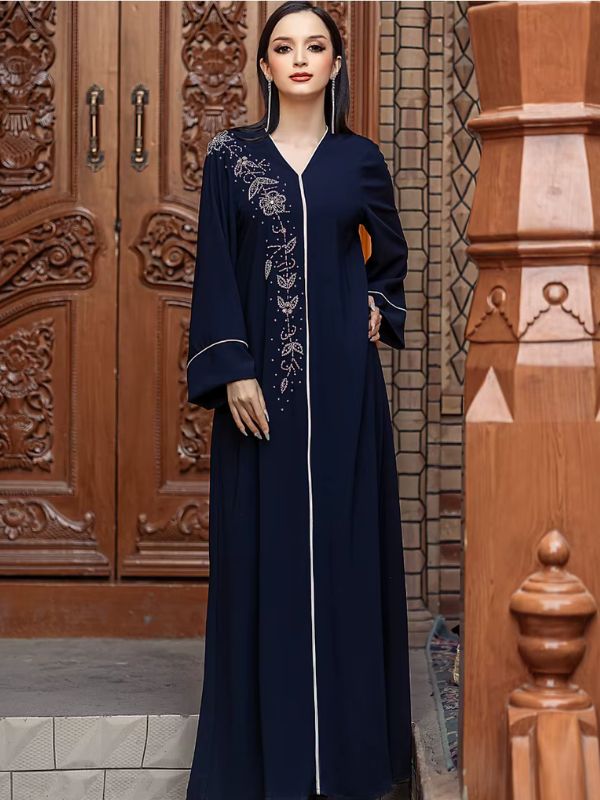 Une femme en robe djellaba bleu nuit