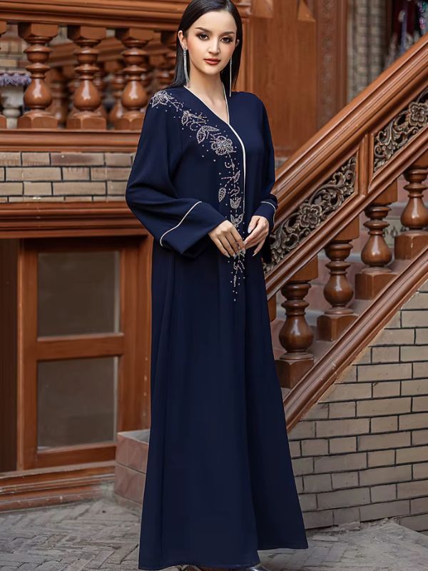 Une femme en robe djellaba bleu nuit