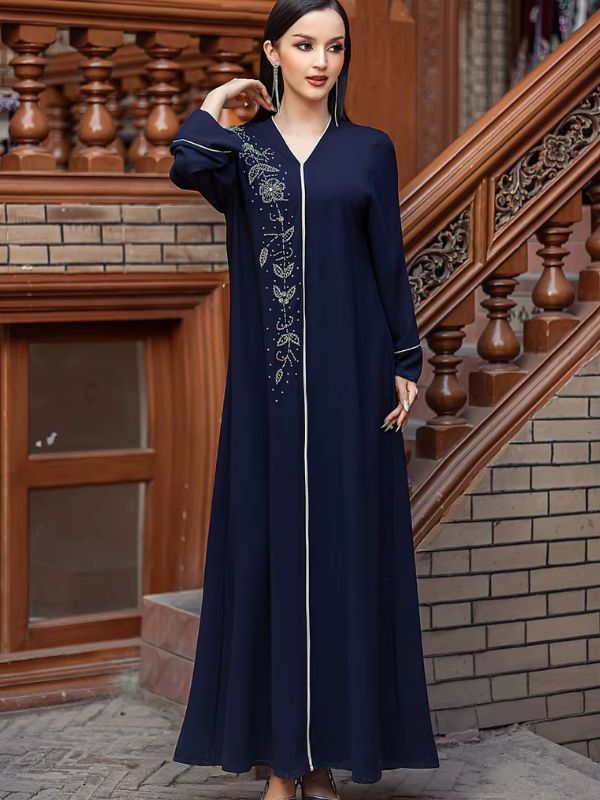 Une femme en robe djellaba bleu