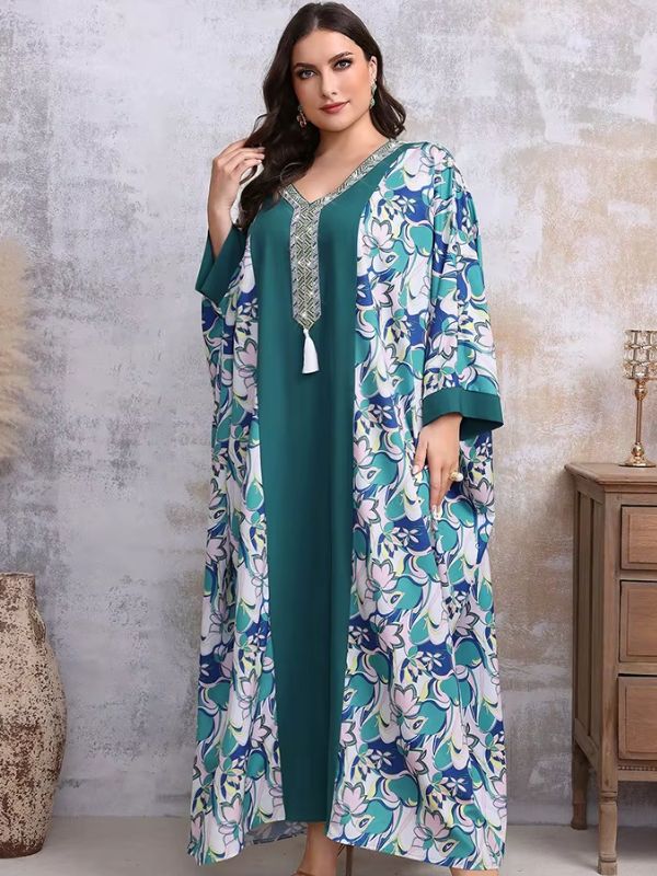 Une femme porte une djellaba assez large