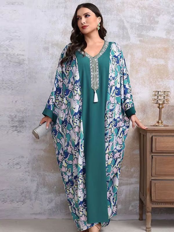 Une femme porte une djellaba et regarde le ciel