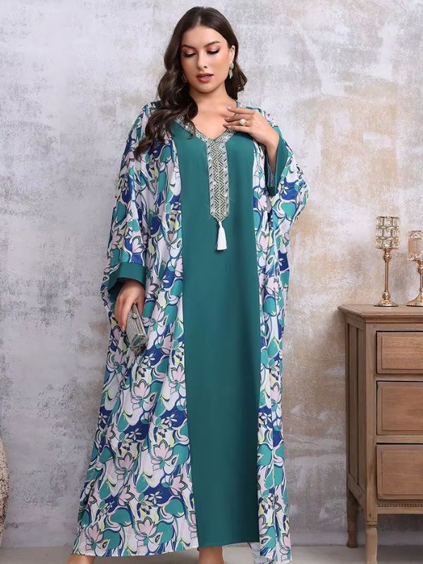 Une femme regarde le sol et porte une djellaba