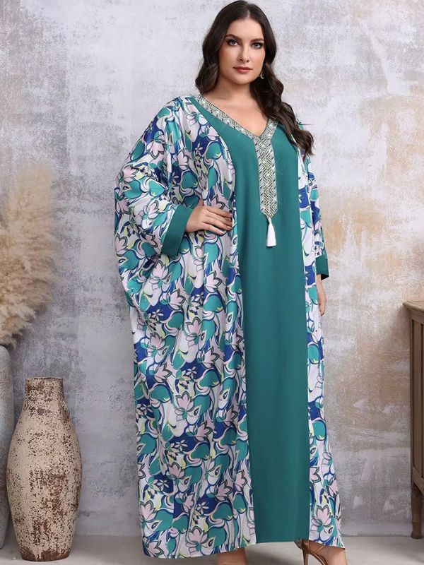 Une femme se tient la hanche et porte une djellaba