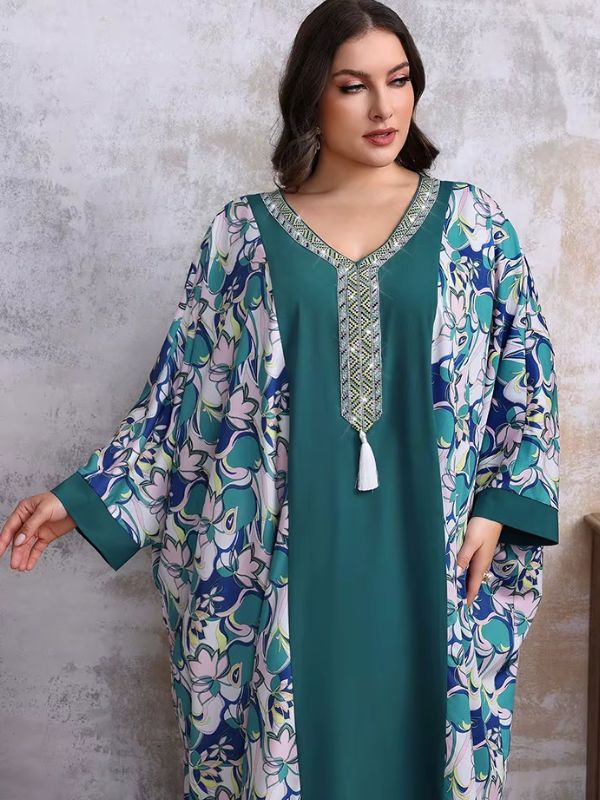 Une femme porte une djellaba assez large