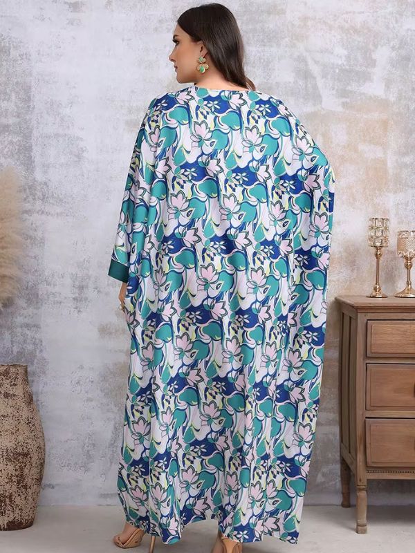 Une femme se tient de dos et porte une djellaba grande taille