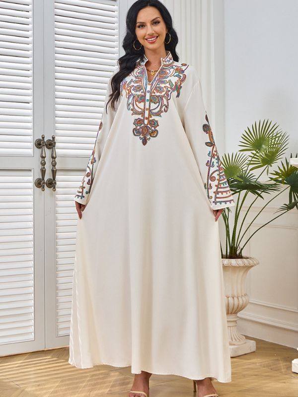 Une femme porte une djellaba blanche