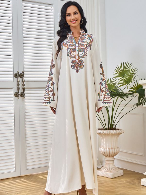 Une femme porte une djellaba blanche