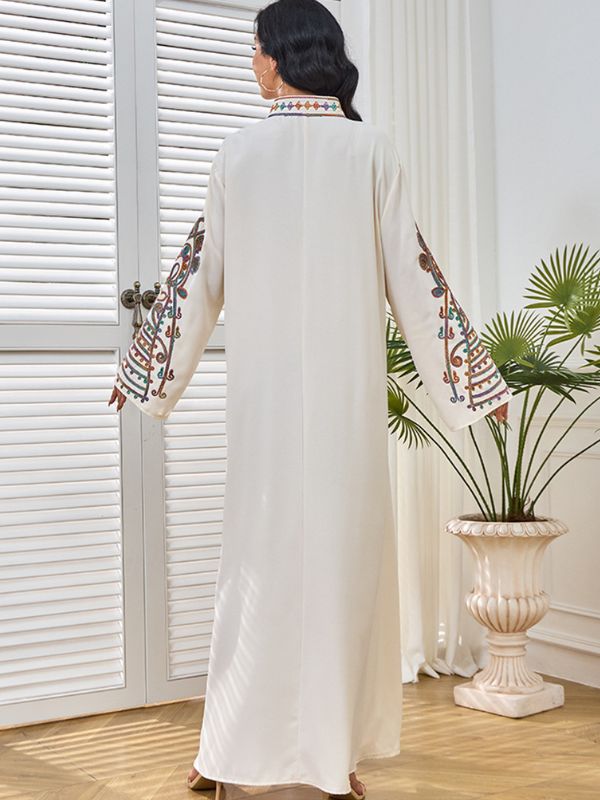 Une femme de dos porte une djellaba