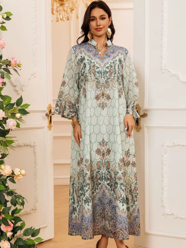 Une femme se tient devant la caméra en portant une djellaba