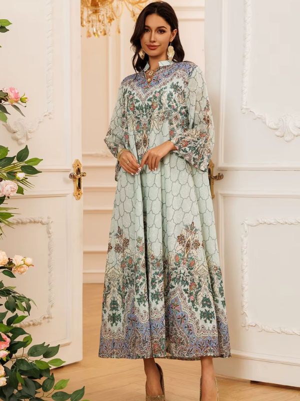 Une femme croise les mains et porte une djellaba