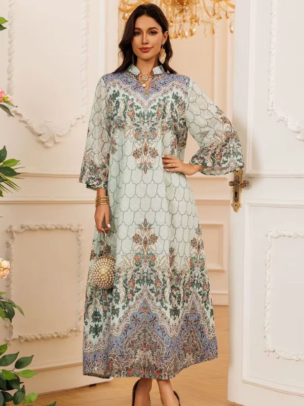 Femme qui porte une djellaba avec un sac à main