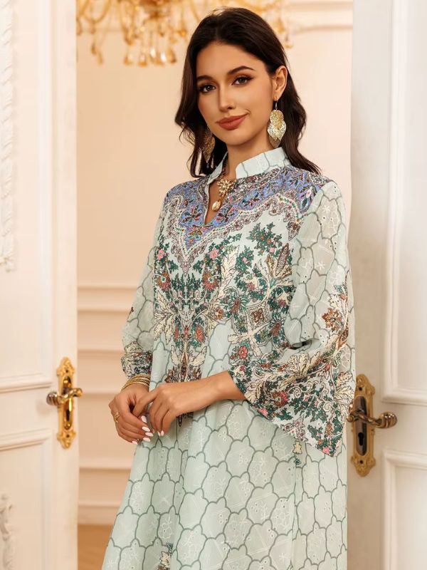 Une femme se tient devant la caméra en portant une djellaba