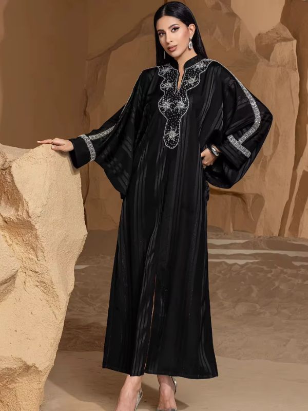 Une femme en djellaba noire marocaine