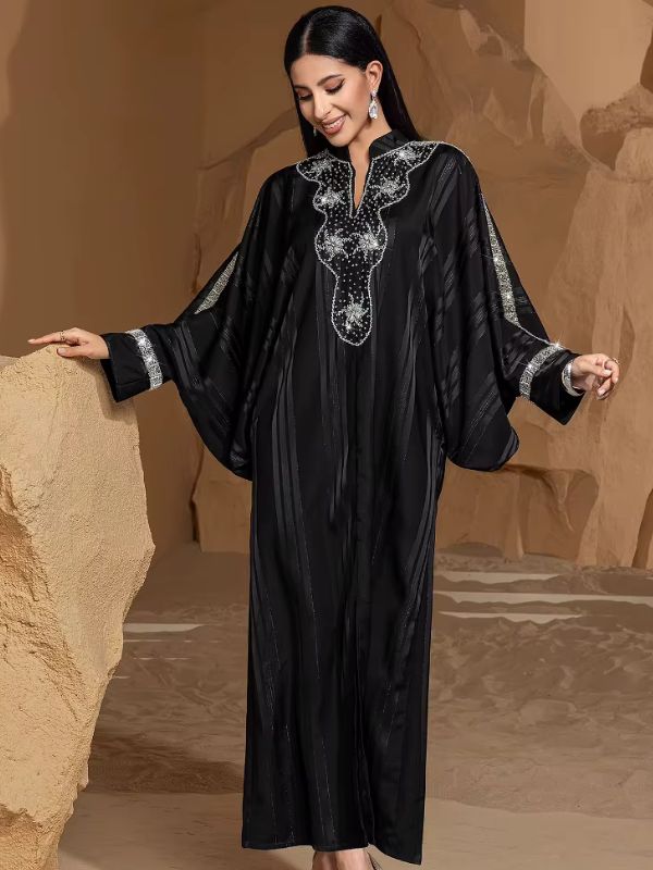 Une femme porte une djellaba