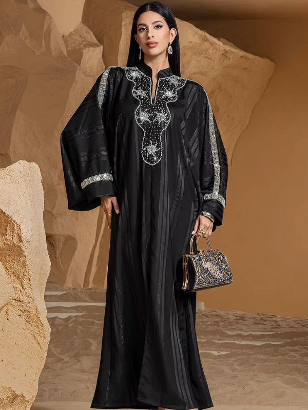 Une femme en djellaba noire marocaine