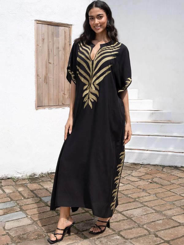 Vue frontale d'une robe djellaba noire avec des motifs dorés imposants