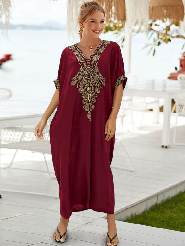 Robe djellaba rouge rubis, élégamment décorée de motifs dorés