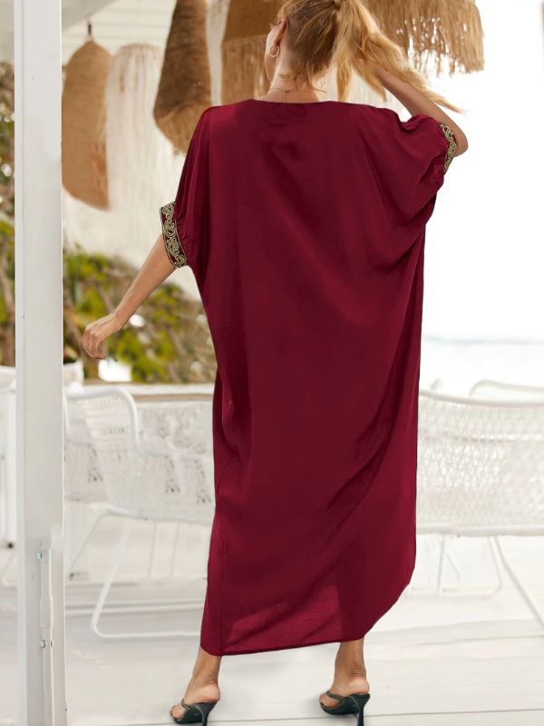 Vue de dos d&#39;une robe djellaba rouge rubis 