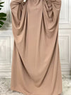 Femme qui porte une robe jilbab khaki