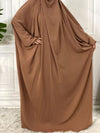 Une femme porte une robe jilbab marron