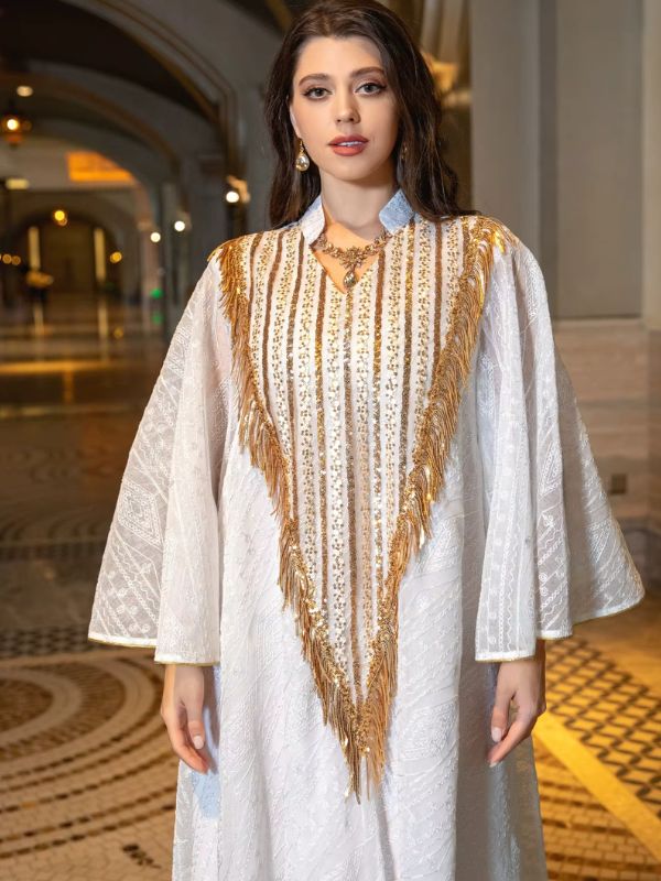 Femme portant la robe marocaine blanche Lumière de Fès, vue rapprochée du plastron en V à paillettes et franges dorées et du col montant