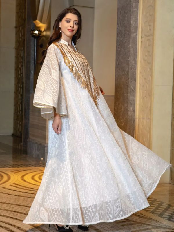 Robe marocaine blanche Lumière de Fès en mouvement, montrant l'ampleur de la jupe évasée et la broderie ton sur ton