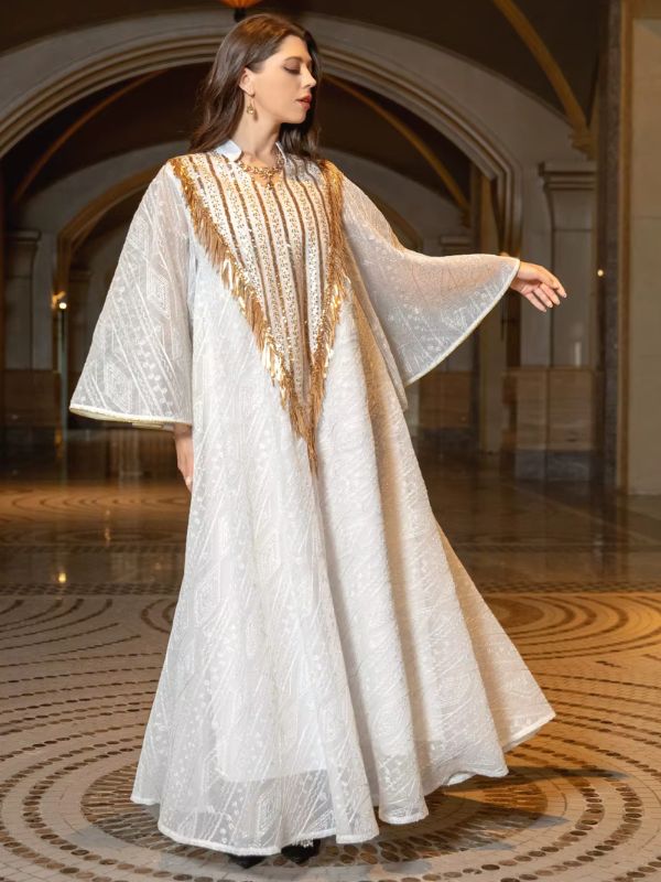 Vue de profil de la robe marocaine blanche Lumière de Fès, bras tendu laissant voir la manche évasée et le plastron doré