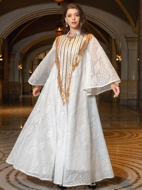 Robe marocaine blanche Lumière de Fès portée de face, bras ouverts dévoilant les manches évasées bordées d'un liseré doré