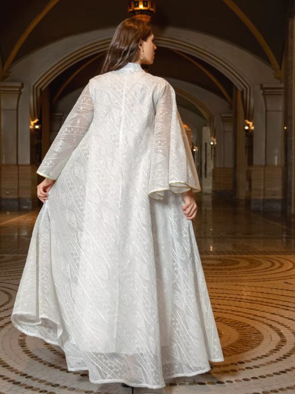 Dos de la robe marocaine blanche Lumière de Fès, montrant le col montant et l'étoffe brodée de motifs géométriques