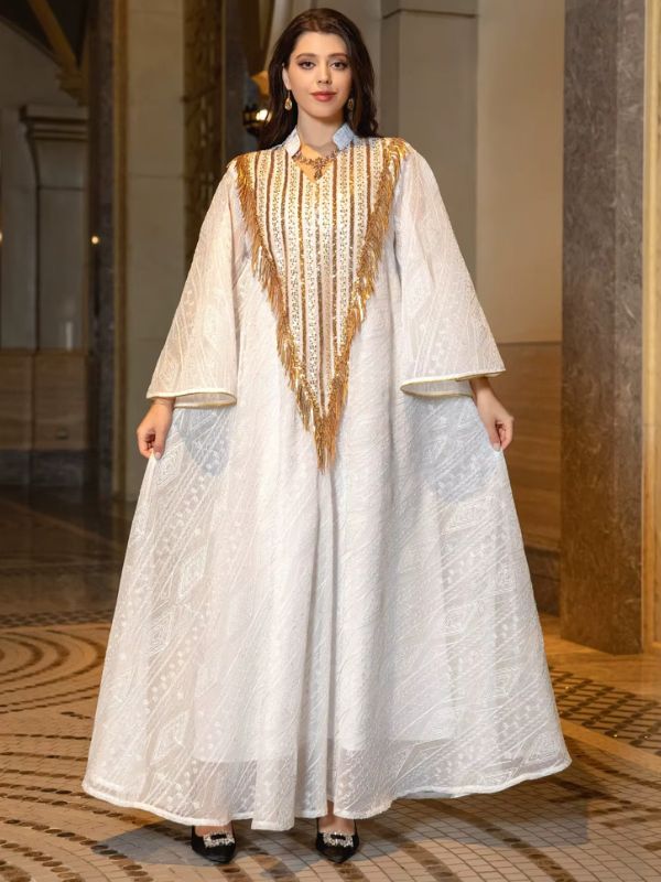 Robe marocaine blanche Lumière de Fès portée en entier, de face, avec son plastron doré et sa longue jupe ample