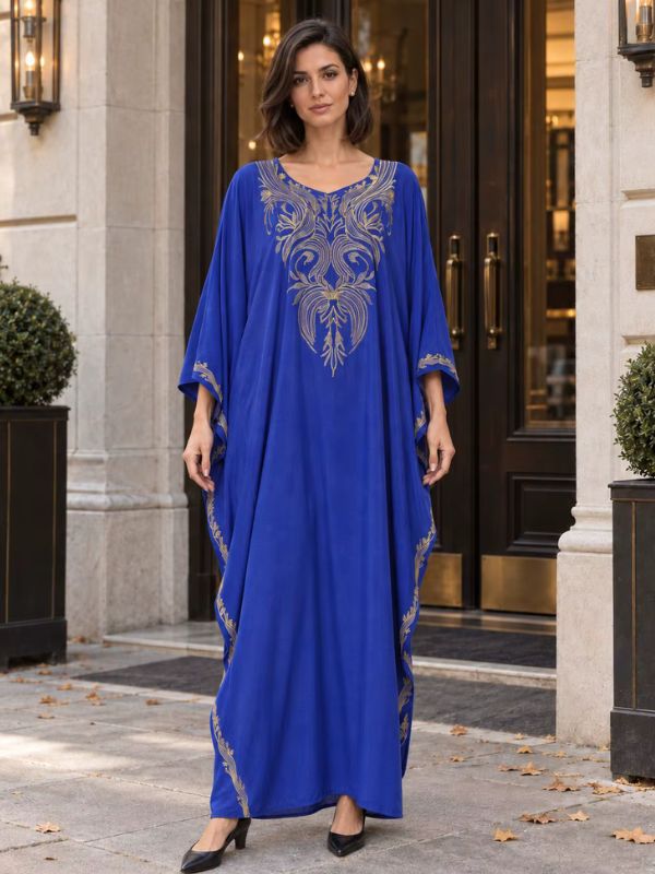 Robe marocaine bleu roi, broderie dorée en éventail sur la poitrine et galons brodés sur les manches, vue de face
