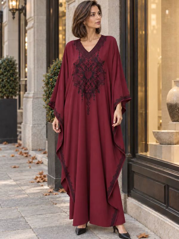 Robe marocaine bordeaux, broderie noire en arabesques sur la poitrine et bordures brodées, vue de face
