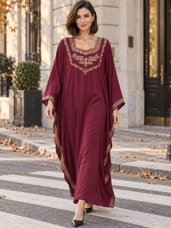 Robe marocaine mariage bordeaux, encolure carrée brodée d'or et galons à motif de grecques, vue de face