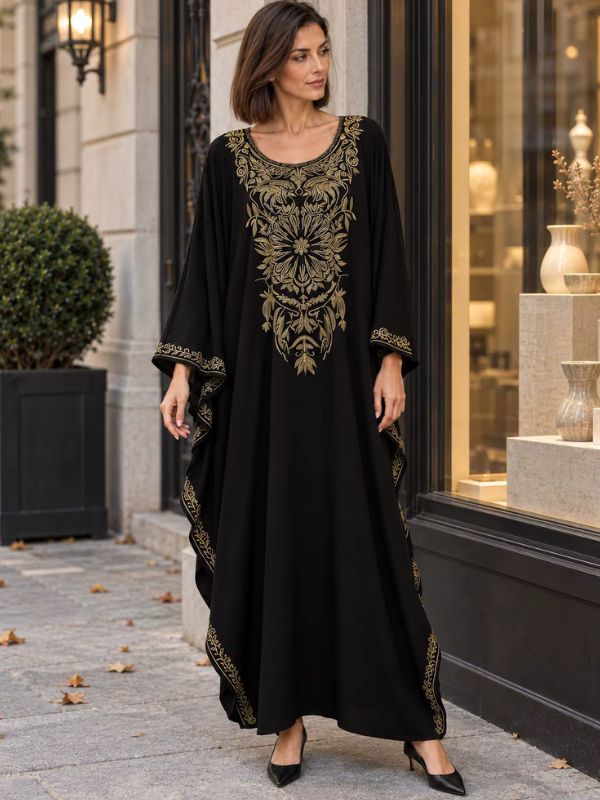Robe marocaine mariage noire, grande rosace brodée d'or sur la poitrine et bordures dorées, vue de face