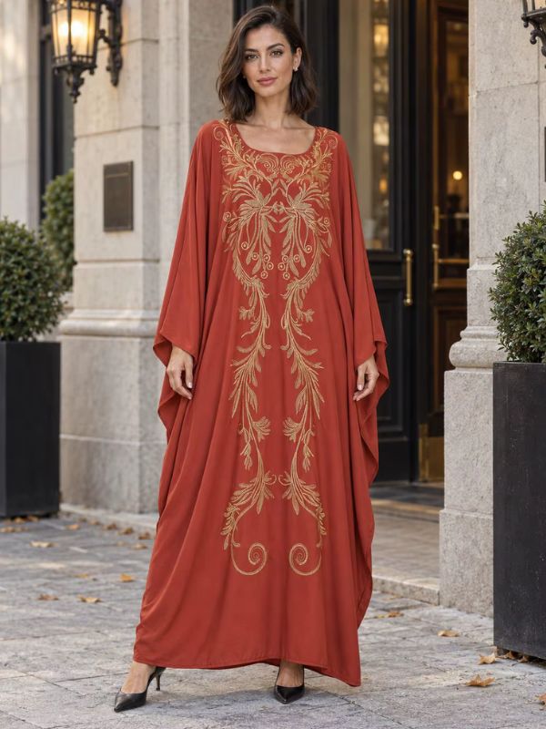 Robe marocaine mariage terracotta, grande broderie dorée en rinceaux du col à l'ourlet, vue de face