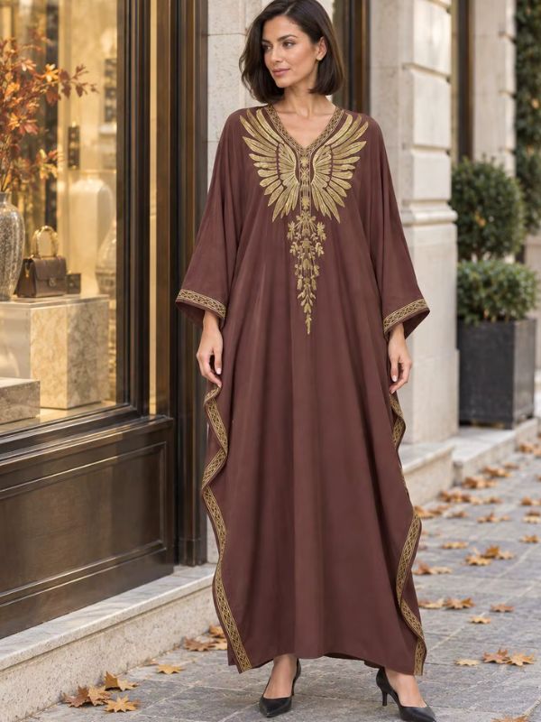 Robe marocaine marron, broderie dorée en forme d'ailes sur la poitrine et galon doré aux poignets, vue de face