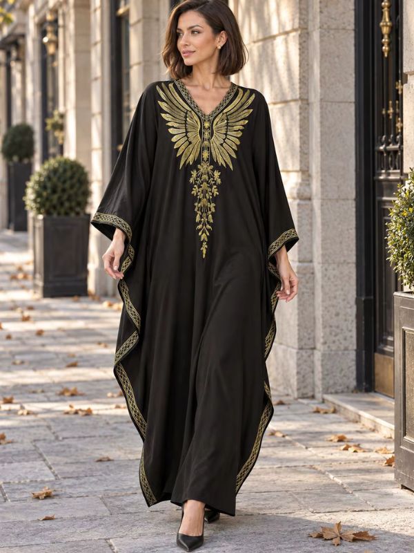 Robe marocaine noire, broderie dorée en forme d'ailes sur la poitrine et galon doré aux poignets, vue de face