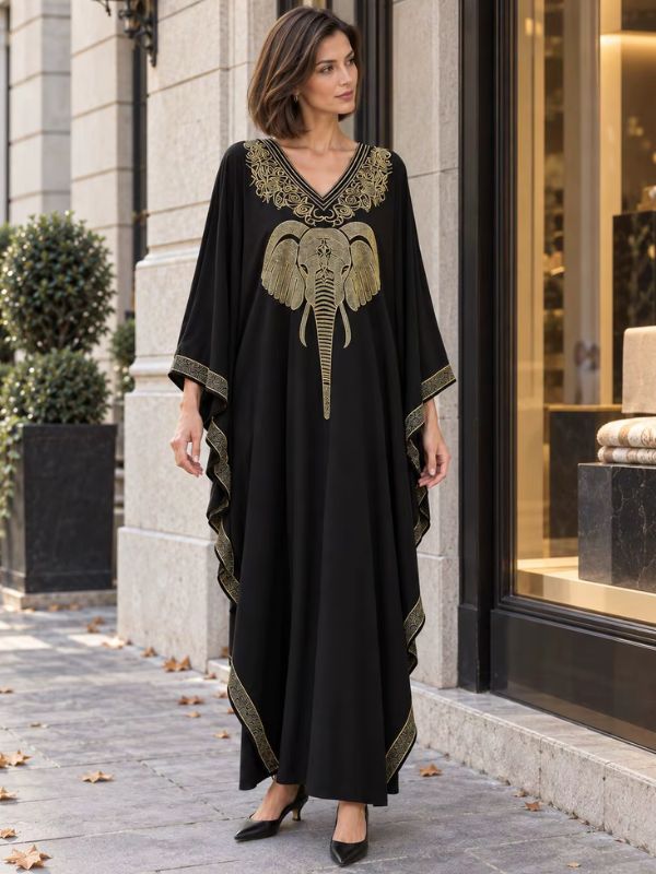 Robe marocaine noire à broderie dorée en forme de tête d'éléphant sur la poitrine, vue de face