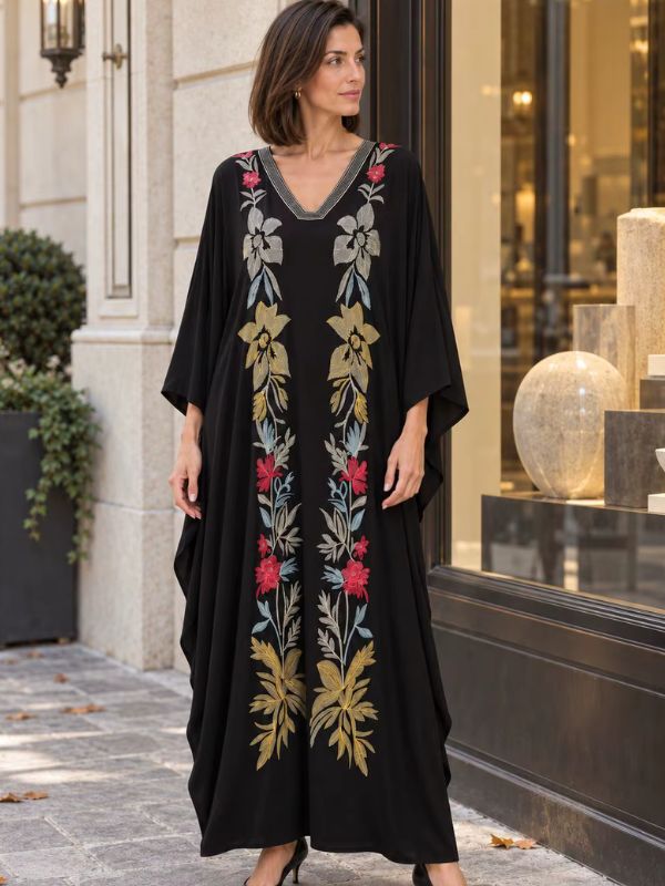 Robe marocaine noire, deux colonnes de fleurs brodées multicolores du col à l'ourlet, vue de face
