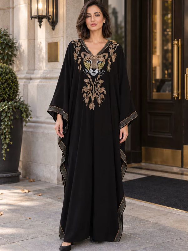 Robe marocaine noire à broderie de tête de léopard et de rameaux dorés sur la poitrine, vue de face