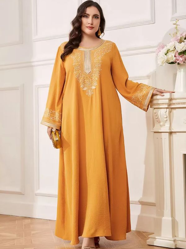 Robe marocaine safran à broderies ivoire au col et aux manches, vue de face