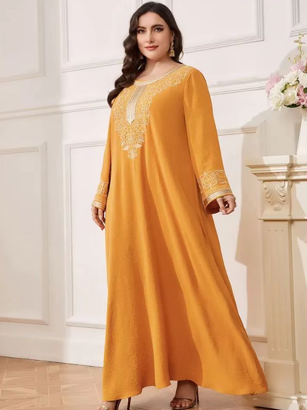 Robe marocaine safran ample, vue de trois quarts, coupe évasée jusqu'aux chevilles