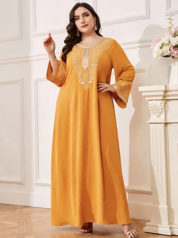 Robe marocaine safran, main levée montrant la manche évasée brodée