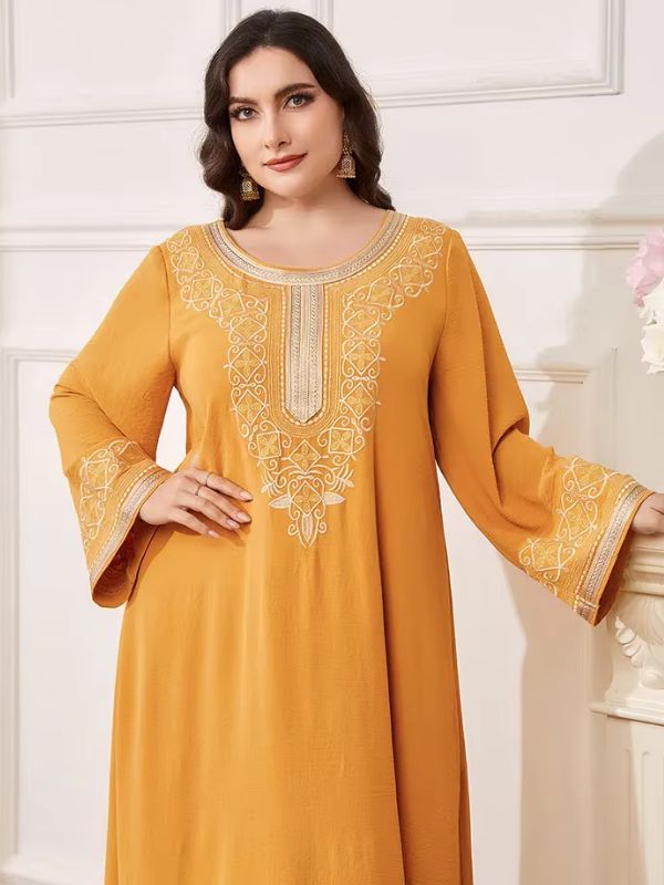 Détail de l'encolure et de la broderie ivoire de la robe marocaine safran