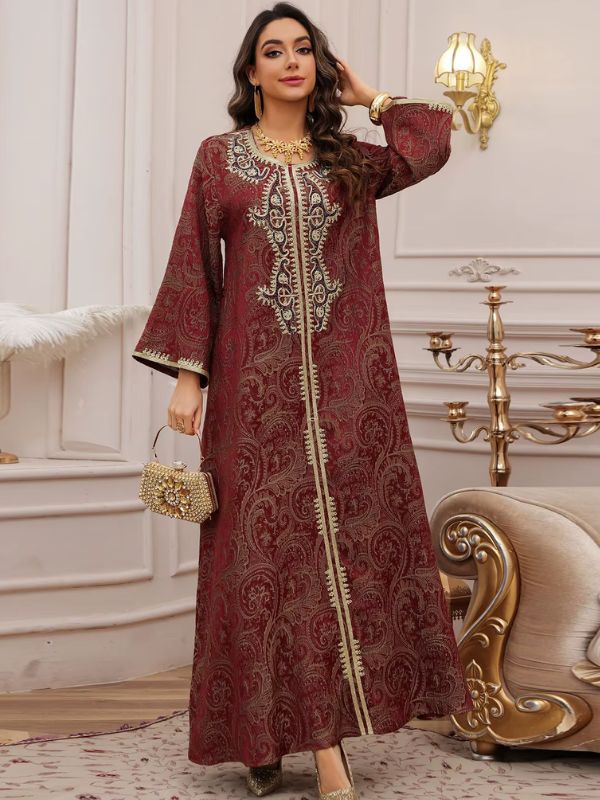 Robe marocaine traditionnelle bordeaux, plastron brodé et bande centrale dorée, vue de face